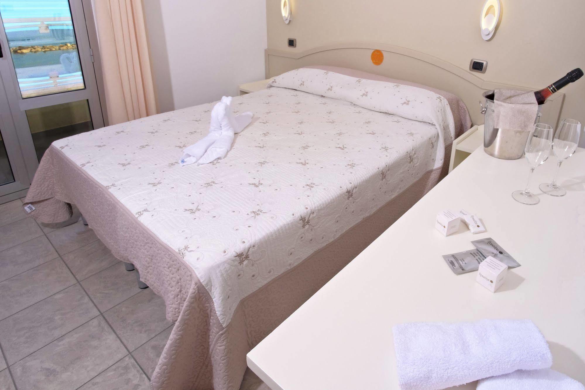 Hotel La Perla Cupra Marittima Ngoại thất bức ảnh
